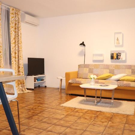 Apartments Zvezdica*** With Garden ซัมบราทิยา ภายนอก รูปภาพ